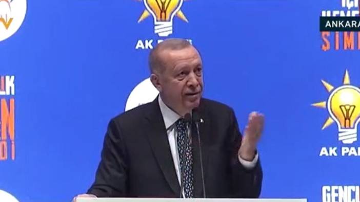 Erdoğan kendisi için açılan pankarta kızdı. Benim için söylemiyorsun değil mi?