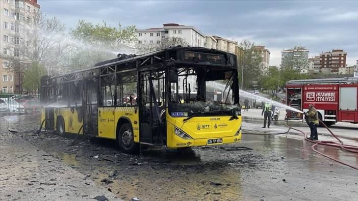 Park halindeki İETT otobüsü yandı
