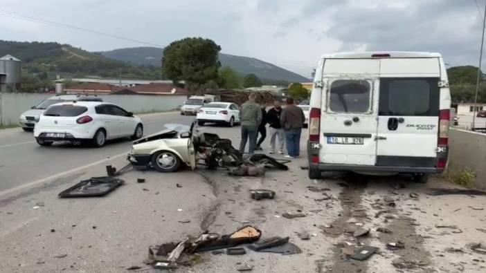 İzmir’de feci kaza. Otomobil iki ayrıldı