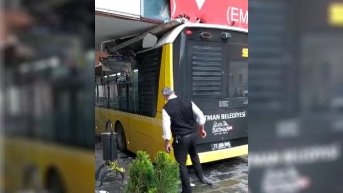 Fenalaşan yolcusunu acil servise götüren belediye otobüsü tavana sıkıştı