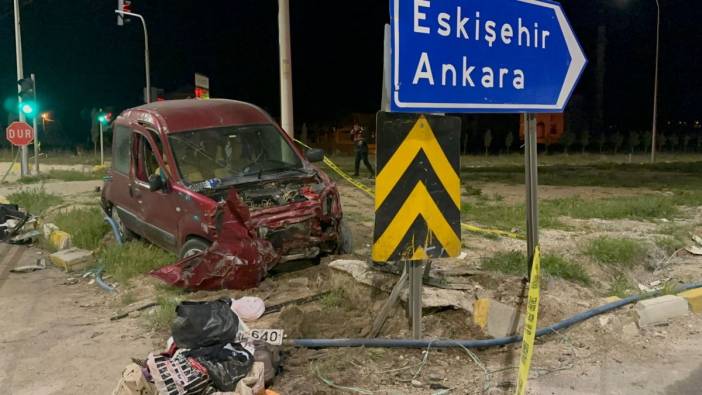 Afyonkarahisar’da savrulan araç iki TIR’a çarptı: 2 ölü