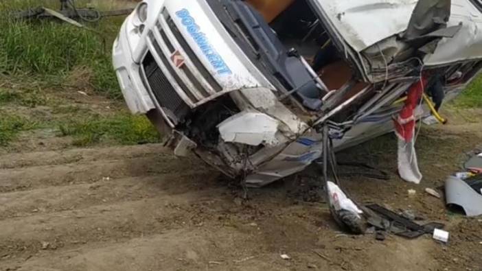 Adana'da minibüs ile kamyon çarpıştı: 10 yaralı