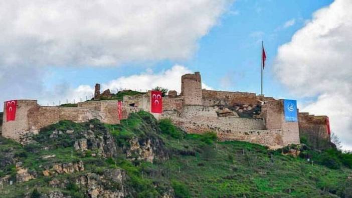 Kastamonu Kalesi'ne MHP bayrağı astılar