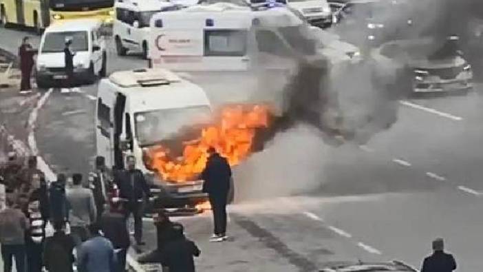 Büyükçekmece’de servis minibüsü alev alev yandı