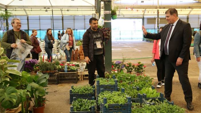 Karşıyaka’da geleneksel çiçek festivali başladı