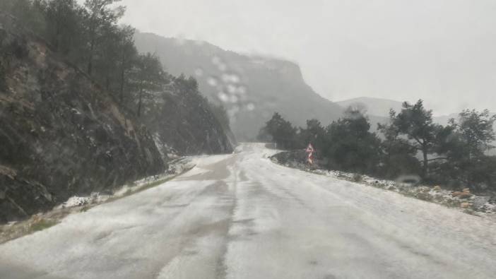 Mersin'de dolu yağışı yolları beyaza bürüdü