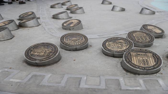 İBB’nin parka yerleştirdiği levhaları cami amblemi var diye söküp denize attılar