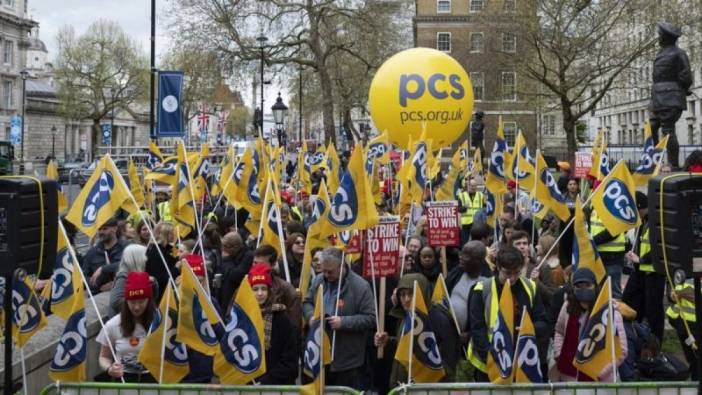 İngiltere'de 130 bin memur ve kamu sektörü çalışanı greve gitti