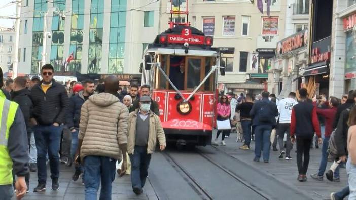 Taksim'de yarı çıplak turist ortalığı birbirine kattı