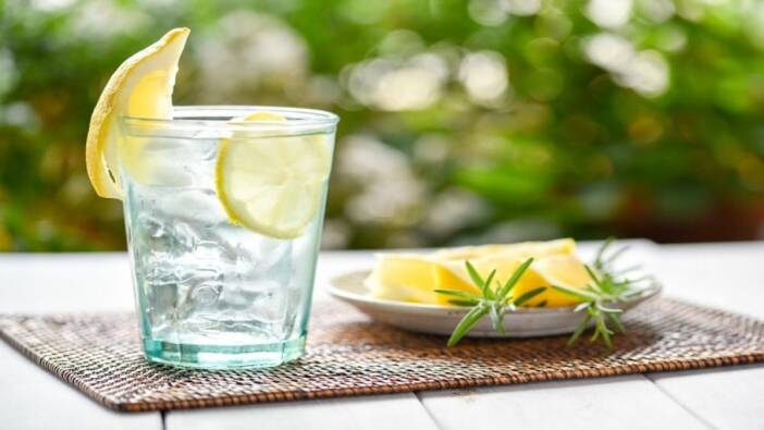 Açken limonlu su içmenin mucizevi faydaları