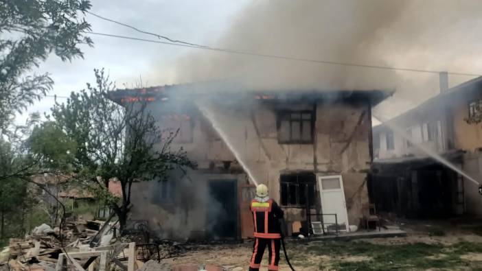 Köyde çıkan yangında bir ev alev alev yandı