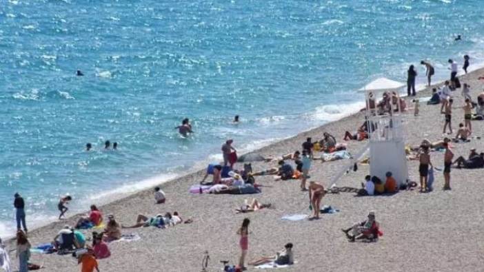 Dünyaca ünlü sahilde hafta sonu yoğunluğu! Güneşi gören denize koştu