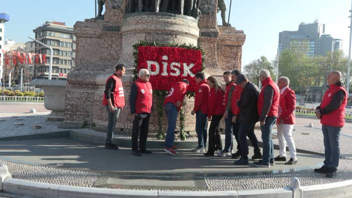 DİSK Taksim Cumhuriyet Anıtı'na çelenk bıraktı