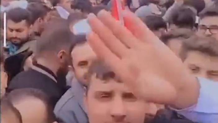 Erdoğan’ın Ankara mitingine Suriyelilerin getirildiği ortaya çıktı. Alanda en öne yerleştirilip Rabia işareti yaptılar