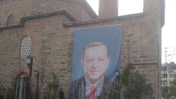 Camiye Erdoğan posteri asıldı. Propagandada ipin ucu kaçtı