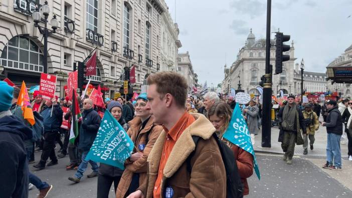 Londra'da öğretmenlerden maaş talebi: Başbakanlığa yürüdüler