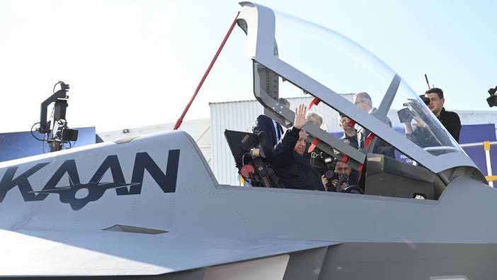 Erdoğan'ın bindiği milli savaş uçağının kokpit kapağını sopa ile tutturdular. Sosyal medya bunu konuşuyor
