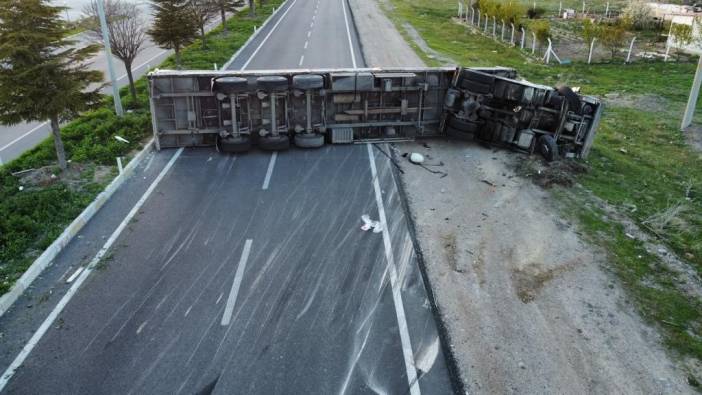 Panel yüklü tır devrildi: Yol 2 saat trafiğe kapalı kaldı