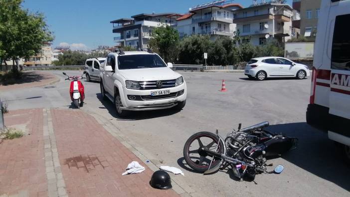 Antalya'da kamyonet ile otomobil çarpıştı: 2 yaralı