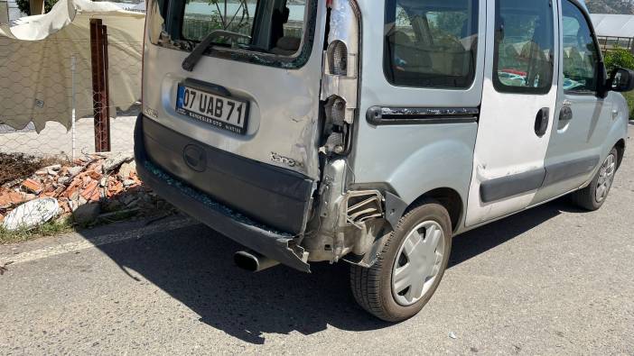 Antalya'da hafif ticari araçla motosiklet çarpıştı: 1 yaralı