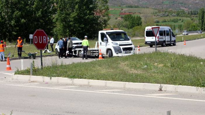 Yolcu minibüsü ile otomobil çarpıştı: 13 yaralı