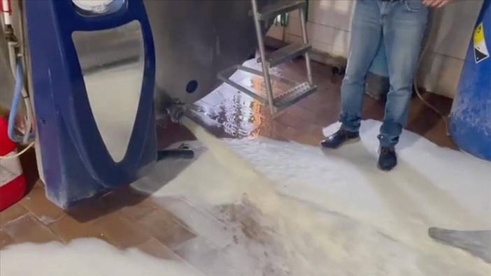 İspanya'da işletmeler sütlerini dökme eylemi başlattı