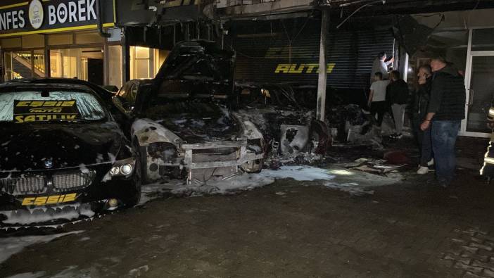 Kocaeli'de bir galeride yangın: Lüks otomobiller alev alev yandı