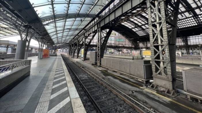 Almanya’da tren demiryolu işçilerine çarptı: 2 ölü