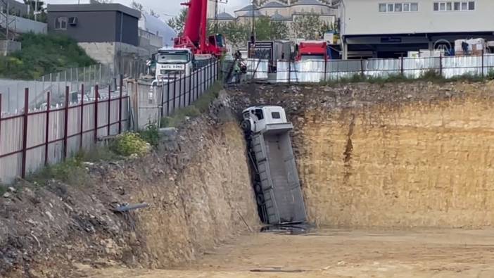Başakşehir'de freni boşalan kamyon inşaat sahasına düştü