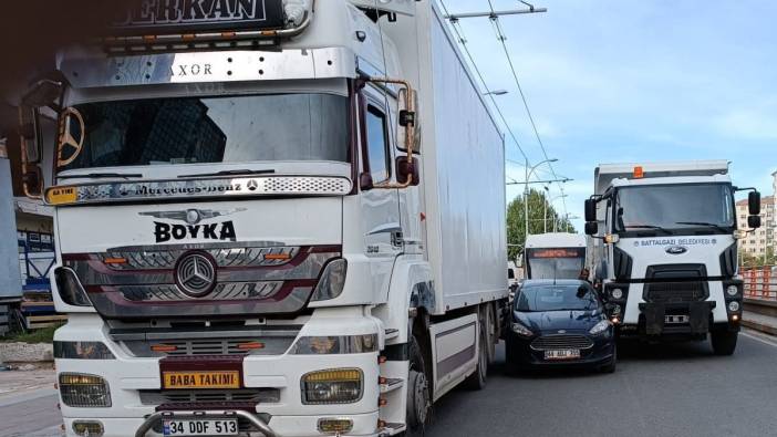 Malatya’da ilginç kaza: Otomobil seyir halindeki iki aracın arasına sıkıştı