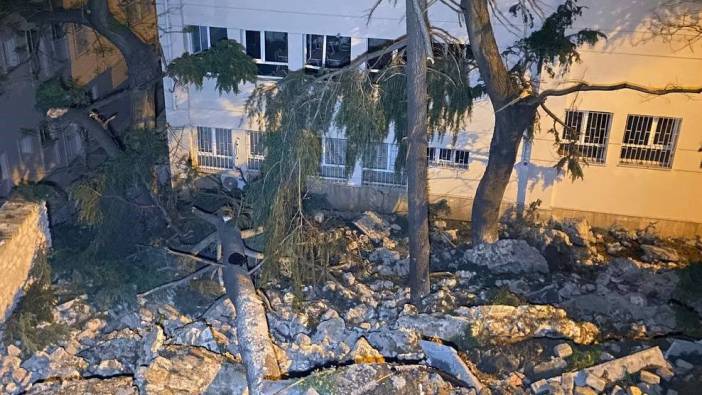 Beyoğlu'nda okul duvarı çöktü 3 bina mühürlendi