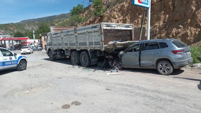 Sivas’ta otomobil kamyonun altına girdi: 1'i çocuk 5 yaralı