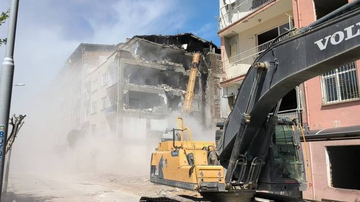 Malatya’da acil yıkılacak evlerin yıkımı sürüyor