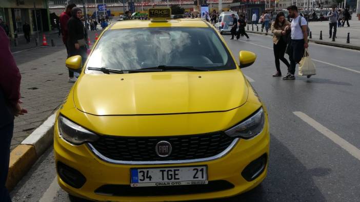 Taksim’de denetim sırasında aracında muşta bulunduran taksici gözaltına alındı