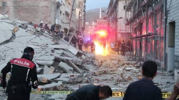 Malatya'da ağır hasarlı bina çöktü, enkazda arama çalışması başlatıldı
