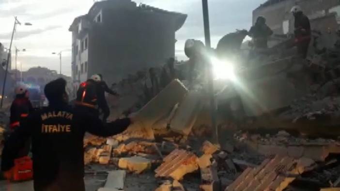 Malatya'da ağır hasarlı 4 katlı bina çöktü. Enkaz altında kalan kişinin cenazesine ulaşıldı