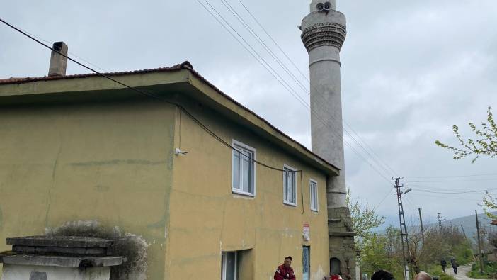 Cami minaresine yıldırım düştü
