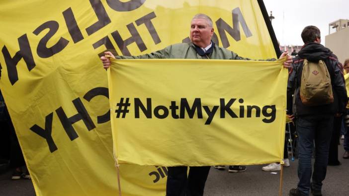 İngiltere’de monarşi karşıtları eylem yaptı: 52 gözaltı