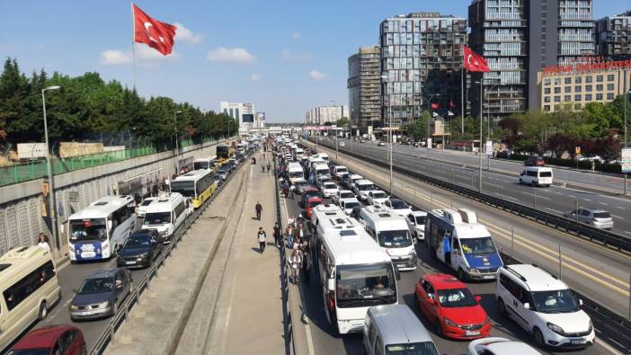 AKP mitingine giden partililer E-5'i kilitledi. Binlerce insan yolda kaldı