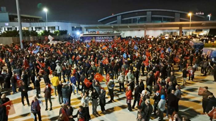 İstanbul İmamoğlu'nu bekliyor. Vatandaşlar Sabiha Gökçen Havalimanı'na akın etti