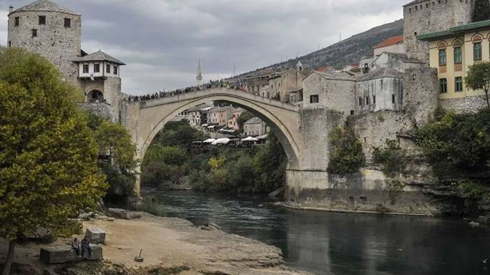 Tarihi Mostar Köprüsü'nün 30 yıl önceki yıkılma anına ait yeni görüntü paylaşıldı