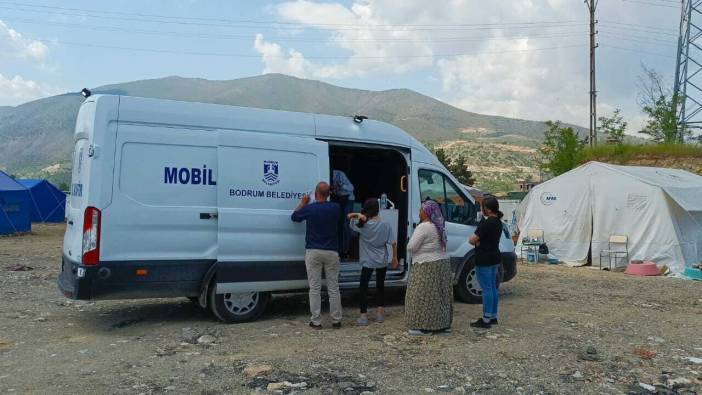 Bodrum Belediyesi'nin deprem bölgesinde başlattığı mobil kuaför hizmeti devam ediyor