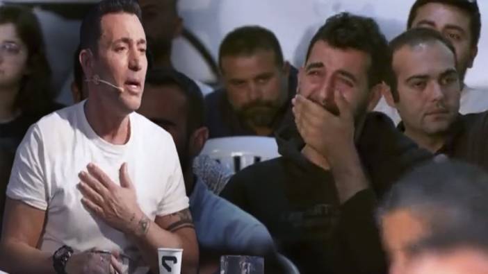 Mustafa Sandal'dan şarkı isteyen depremzede daha fazla dayanamadı.  'Bekle geliyorum aşkım' dediği yerde gözyaşları sel oldu