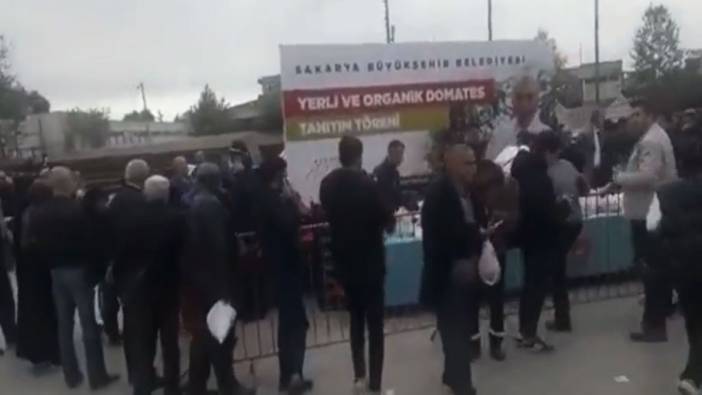 AKP ‘son kozlarını’ oynuyor. Seçime saatler kala vatandaşa ücretsiz domates dağıttılar
