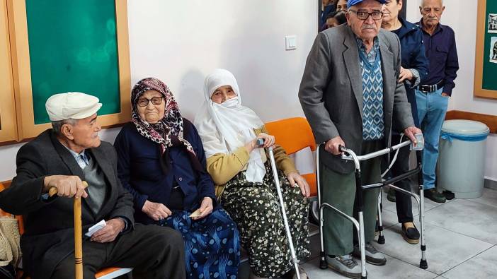 Oy vermeye bastonları ve tekerlekli sandalyelerle geldiler