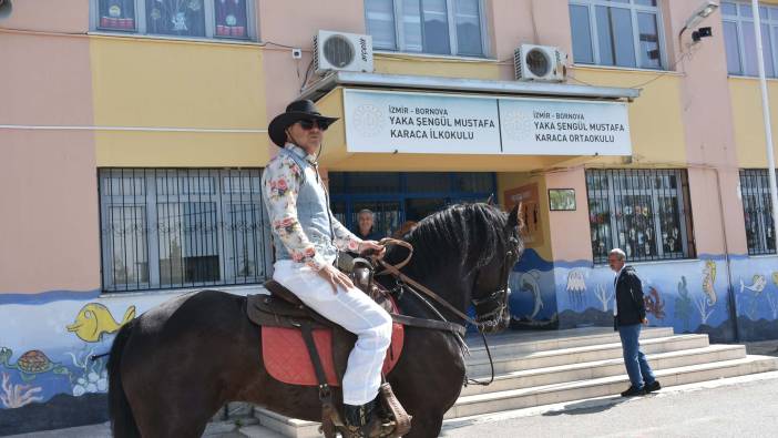 Bir vatandaş kovboy kıyafeti giyip oy kullanmaya atıyla geldi