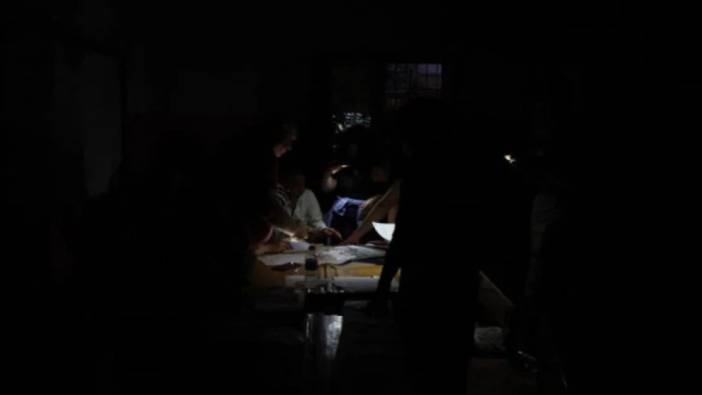 Oy sayımı yapılan okulun ışığı kesildi. Aynı mahallede elektrik var