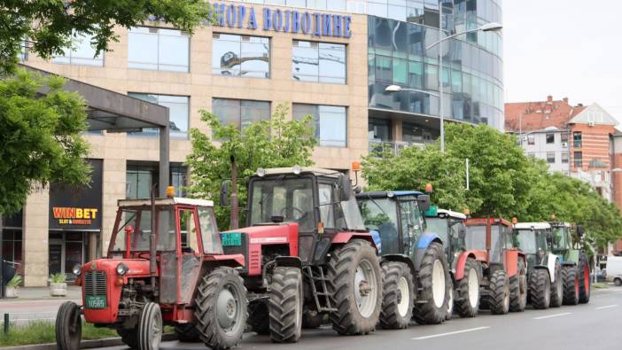 Çiftçiler traktörleriyle hükümeti protesto etti