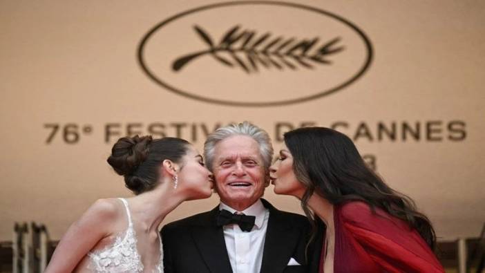 Cannes Film Festivali’ne damga vuran öpücük. Catherine Zeta-Jones ve Michael Douglas kızlarıyla kırmızı halıda
