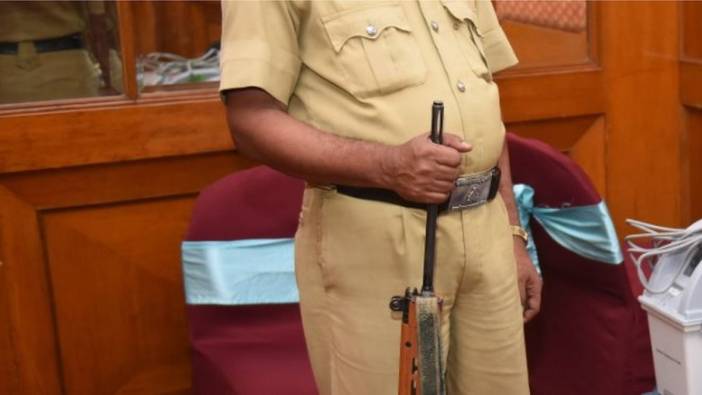 Hindistan'da kilo veremeyen polisler ihraç edilecek